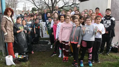 Alcalde visita los cuadros el&eacute;ctricos del municipio pintados por escolares