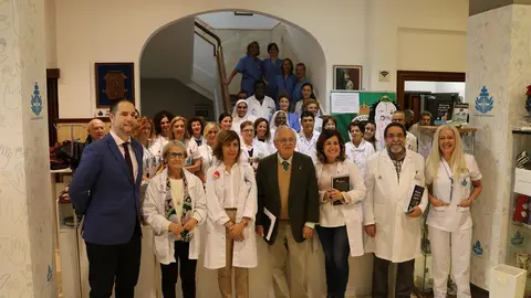 El periodista c&aacute;ntabro Fernando J&aacute;uregui (en el centro), padrino de honor, del mercadillo de Navidad del Hospital Santa Clotilde