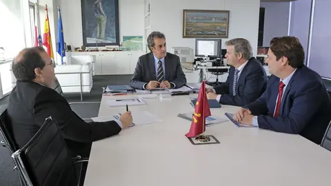 El consejero de Innovaci&oacute;n, Industria, Transporte y Comercio, Francisco Mart&iacute;n, se re&uacute;ne con responsables de Alsa