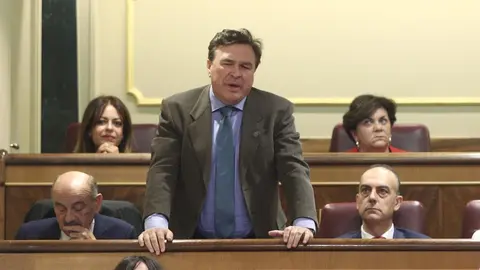 El diputado de Teruel Existe, Tom&aacute;s Guitarte, jura acatar la Constituci&oacute;n durante la sesi&oacute;n de constituci&oacute;n de las Cortes para la XIV Legislatura en el Congreso de los Diputados, Madrid (Espa&ntilde;a), a 3 de diciembre de 2019.