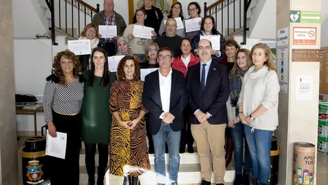 La consejera de Empleo, Ana Bel&eacute;n &Aacute;lvarez, y el director del Servicio C&aacute;ntabro de Empleo, Jos&eacute; Manuel Callejo, junto a participantes en el taller de empleo de atenci&oacute;n a la dependencia en Santa Mar&iacute;a de Cay&oacute;n
