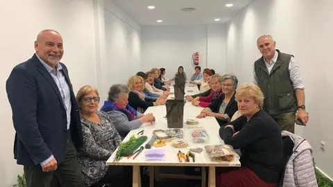 Inicio del primer taller navide&ntilde;o, de decoraci&oacute;n floral