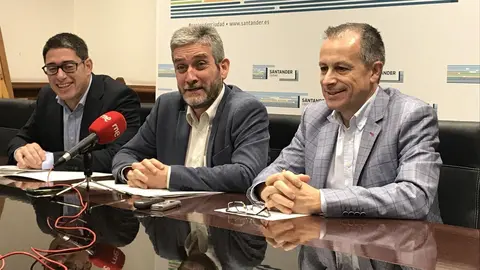 El concejal de Urbanismo, Innovaci&oacute;n y Contrataci&oacute;n, Javier Ceruti acompa&ntilde;ado de los directores generales de Urbanismo, Antonio Bezanilla, y de Innovaci&oacute;n, Contrataci&oacute;n y apoyo al Urbanismo, Felipe P&eacute;rez