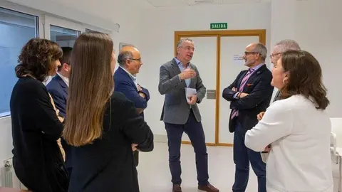 El consejero de Sanidad, Miguel Rodr&iacute;guez, y el director del IDIVAL, Galo Peralta, conversan con los auditores del Instituto Carlos III antes de la reuni&oacute;n de presentaci&oacute;n de conclusiones