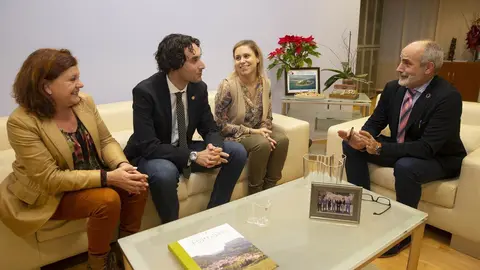 Alcalde de Astillero con consejero de Sanidad