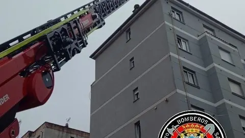 Los Bomberos de Santander retiran una antena de un edificio derribada por el viento y con riesgo de caer en la calle