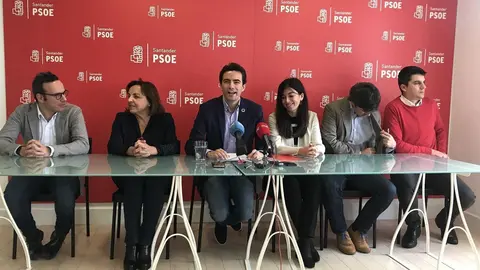 El portavoz del PSOE en el Ayuntamiento de Santander, Pedro Casares, acompa&ntilde;ado de casi todos los concejales socialistas, anuncia una enmienda a la totalidad del presupuesto para 2020