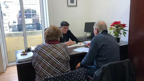 El concejal de Vox, Guillermo P&eacute;rez-Coss&iacute;o, en una reuni&oacute;n con personas mayores en su despacho
