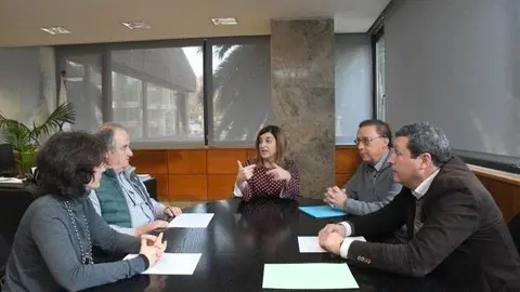 Buruaga se re&uacute;ne con afectados por la Ley de Costas