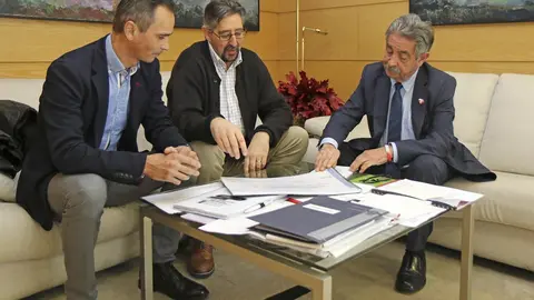 El presidente de Cantabria, Miguel &Aacute;ngel Revilla, recibe al alcalde de Los Corrales de Buelna, Luis Ignacio Argumosa