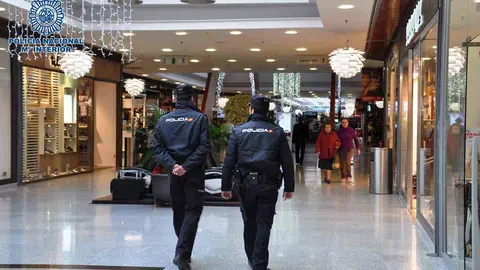 Agentes de la Polic&iacute;a vigilan un centro comercial en una imagen de archivo