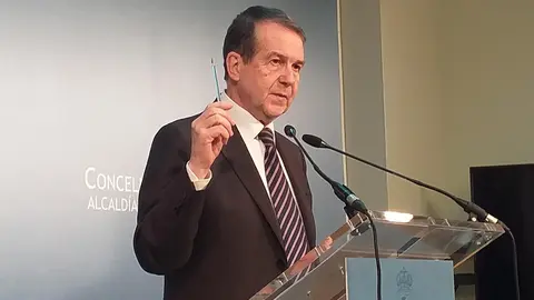 El alcalde y presidente de la FEMP, Abel Caballero, comparece en rueda de prensa en el Ayuntamiento.