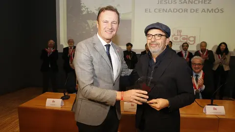 El consejero de Desarrollo Rural, Ganader&iacute;a, Pesca, Alimentaci&oacute;n y Medio Ambiente, Guillermo Blanco, entrega a Jes&uacute;s S&aacute;nchez el premio al mejor jefe de cocina de la Academia de Gastronom&iacute;a de Cantabria