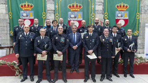 Revilla en la entrega de premios de la APLB en el Parlamento