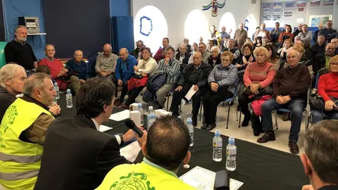 El consejero de Obras P&uacute;blicas, Jos&eacute; Luis Gochicoa, presenta a AMA la oficina de atenci&oacute;n a los afectados por los derribos