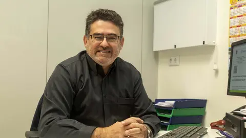 El doctor Agust&iacute;n Oterino coordina la unidad de esclerosis m&uacute;ltiple de Valdecilla