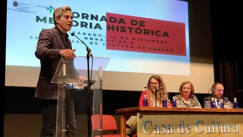 Pablo Zuloaga en la jornada sobre memoria hist&oacute;rica de Laredo