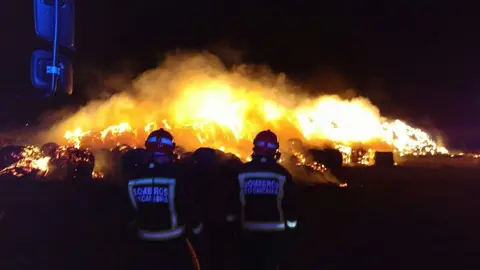    Los Bomberos del Servicio de Emergencias 112 del Gobierno de Cantabria, pertenecientes los parques de Reinosa y Los Corrales de Buelna, trabajan de madrugada en la exinci&oacute;n de un incendio (archivo)