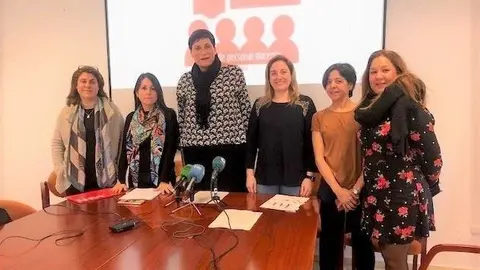 Representantes de la Junta de Personal Docente de Cantabria. De izda a derecha: Laura Aguate (UGT), Rus Trueba (ANPE), Bel&eacute;n Gonz&aacute;lez (STEC), Marta Trujillano (TU), Henar Argui&ntilde;arena (CSIF)  y Conchi S&aacute;nchez (CC.OO)