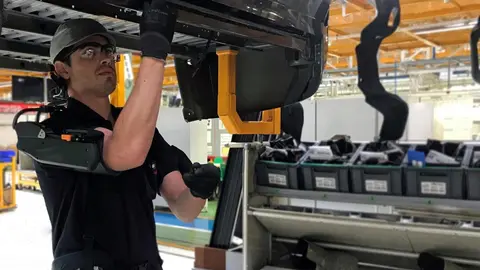 Operario de la f&aacute;brica de Nissan en la Zona Franca de Barcelona.