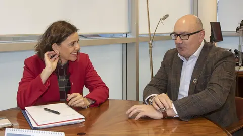 Paula Fern&aacute;ndez, consejera de Presidencia, con Secundino Caso, alcalde de Pe&ntilde;arrubia