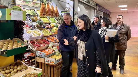 La alcaldesa de Santander, Gema Igual, visita el Mercado de Puertochico
