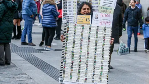 Una mujer vende d&eacute;cimos de Loter&iacute;a de Navidad de la Administraci&oacute;n de Do&ntilde;a Manolita, en Madrid (Espa&ntilde;a), a 18 de noviembre de 2019.
