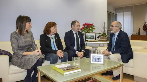 Reuni&oacute;n del consejero de Sanidad, Miguel Rodr&iacute;guez, y el rector de UNEATLANTICO, Rub&eacute;n Calder&oacute;n