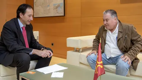 El consejero de Obras P&uacute;blicas, Ordenaci&oacute;n del Territorio y Urbanismo, Jos&eacute; Luis Gochicoa, se re&uacute;ne con el alcalde de Ud&iacute;as, Fernando Fern&aacute;ndez
