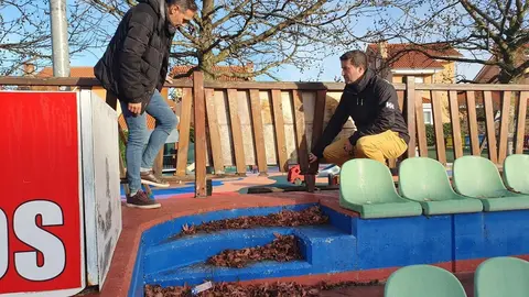 El concejal de Deportes, Luis Sa&ntilde;udo, visita la bolera municipal de Boo