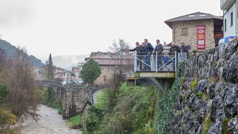 El consejero de Desarrollo Rural de Cantabria, Guillermo Blanco, visita un mirador cofinanciado con el programa LEADER de la UE y el Gobierno de Cantabria