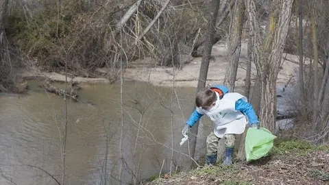 Un ni&ntilde;o recoge basuraleza en una de las batidas del Proyecto LIBERA