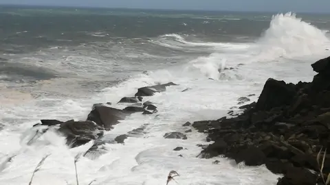 Fuerte oleaje en Cantabria. Temporal en el litoral. Alerta por olas y viento
