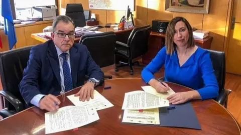 La consejera de Econom&iacute;a y Hacienda, Mar&iacute;a S&aacute;nchez, firma  un convenio de colaboraci&oacute;n con el delegado en Cantabria de la Asociaci&oacute;n Espa&ntilde;ola de Asesores Fiscales (AEDAF), Manuel Fern&aacute;ndez Gonz&aacute;lez de Torres
