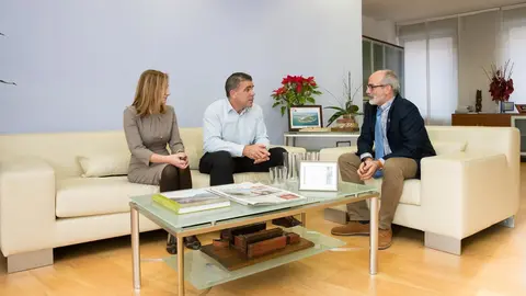 El Consejero De Sanidad, Miguel Rodr&iacute;guez, Recibe Al Alcalde De Argo&ntilde;os, Juan Jos&eacute; Barruetabe&ntilde;a