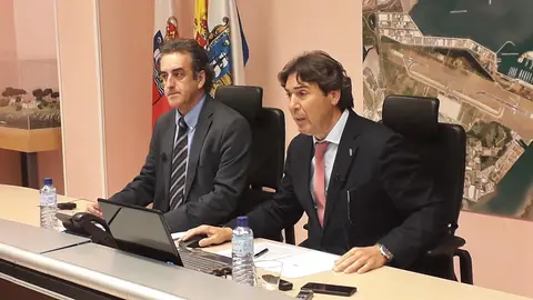 El presidente de la Autoridad Portuaria de Santander (APS), Jaime Gonz&aacute;lez, y el vicepresidente y consejero de Industria e Innovaci&oacute;n, Francisco Mart&iacute;n, en rueda de prensa