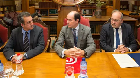 El consejero de Innovaci&oacute;n, Industria, Transporte y Comercio, Francisco Mart&iacute;n (izquierda), el presidente de la C&aacute;mara de Comercio de Cantabria, Modesto Pi&ntilde;eiro, y Juan Carlos Ramos, de Sidenor