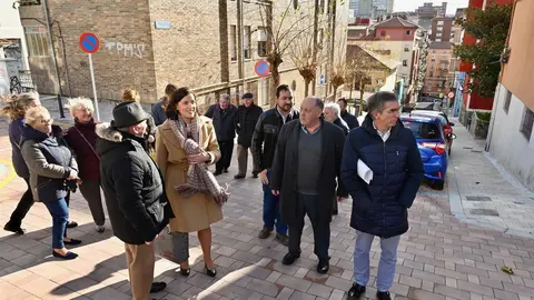 GEMA IGUAL Y C&Eacute;SAR D&Iacute;AZ CON VECINOS EN LA INAUGURACI&Oacute;N DE LAS OBRAS DE LA CALLE BEATO DE LI&Eacute;BANA