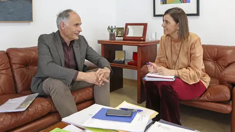 La consejera de Presidencia, Paula Fern&aacute;ndez, recibe al alcalde de Soba, Juli&aacute;n Fuentecilla