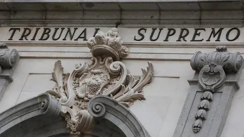 Escudo de Espa&ntilde;a en la fachada del edificio del Tribunal Supremo, en Madrid a 29 de noviembre de 2019.