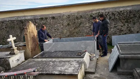 El concejal Jos&eacute; Mar&iacute;a Liendo (Cs) en el cementerio de la Ballena