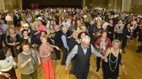 tradicional fiesta navidad mayores archivo