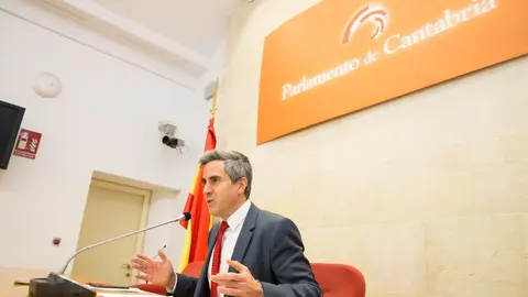 El vicepresidente y consejero de Universidades, Igualdad, Cultura y Deporte, Pablo Zuloaga, informa, en rueda de prensa, de los acuerdos del Consejo de Gobierno