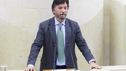El portavoz de Vox en el Parlamento de Cantabria, Cristobal Palacio, interviene durante la sesi&oacute;n plenaria en el Parlamento de Cantabria para la aprobaci&oacute;n de los Presupuestos de 2020, en Santander (Espa&ntilde;a), a 19 de diciembre de 2019.