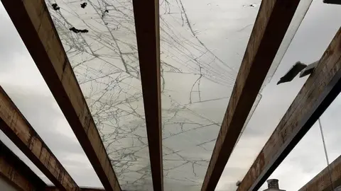 Cristal roto por el viento en un hotel de Isla (Arnuero)