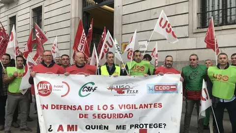Concentraci&oacute;n de vigilantes de seguridad de Cantabria en la entrada de la Delegaci&oacute;n del Gobierno