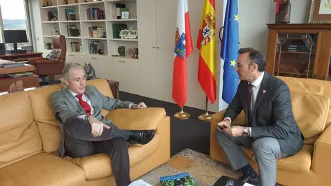 El consejero de Desarrollo Rural, Ganader&iacute;a, Pesca, Alimentaci&oacute;n y Medio Ambiente, Guillermo Blanco, recibe al alcalde de Arnuero, Jos&eacute; Manuel Igual