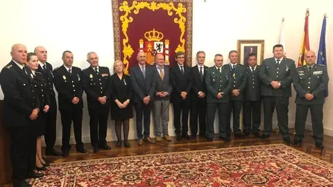 El delegado del Gobierno, Eduardo Echevarr&iacute;a, junto a los polic&iacute;as y guardias civiles de Cantabria condecorados con las medallas al M&eacute;rito Civil