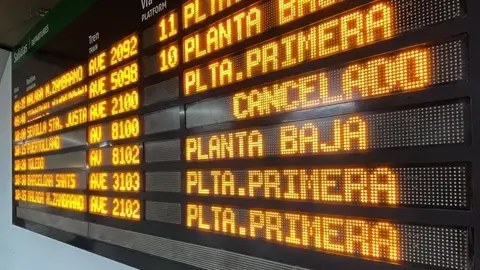 Panel de informaci&oacute;n de salidas de los trenes en la estaci&oacute;n de Atocha, coincidiendo con la cancelaci&oacute;n de 271 trenes de Renfe, en plena operaci&oacute;n salida de Navidad con motivo de la huelga de CGT, en Madrid (Espa&ntilde;a), a 20 de diciembre de 2019.