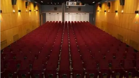 sala bret&oacute;n escenario actos democracia